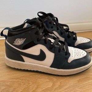 Nike Air Jordan 1 Mid boys sneakers in Armory Navy/Black/White